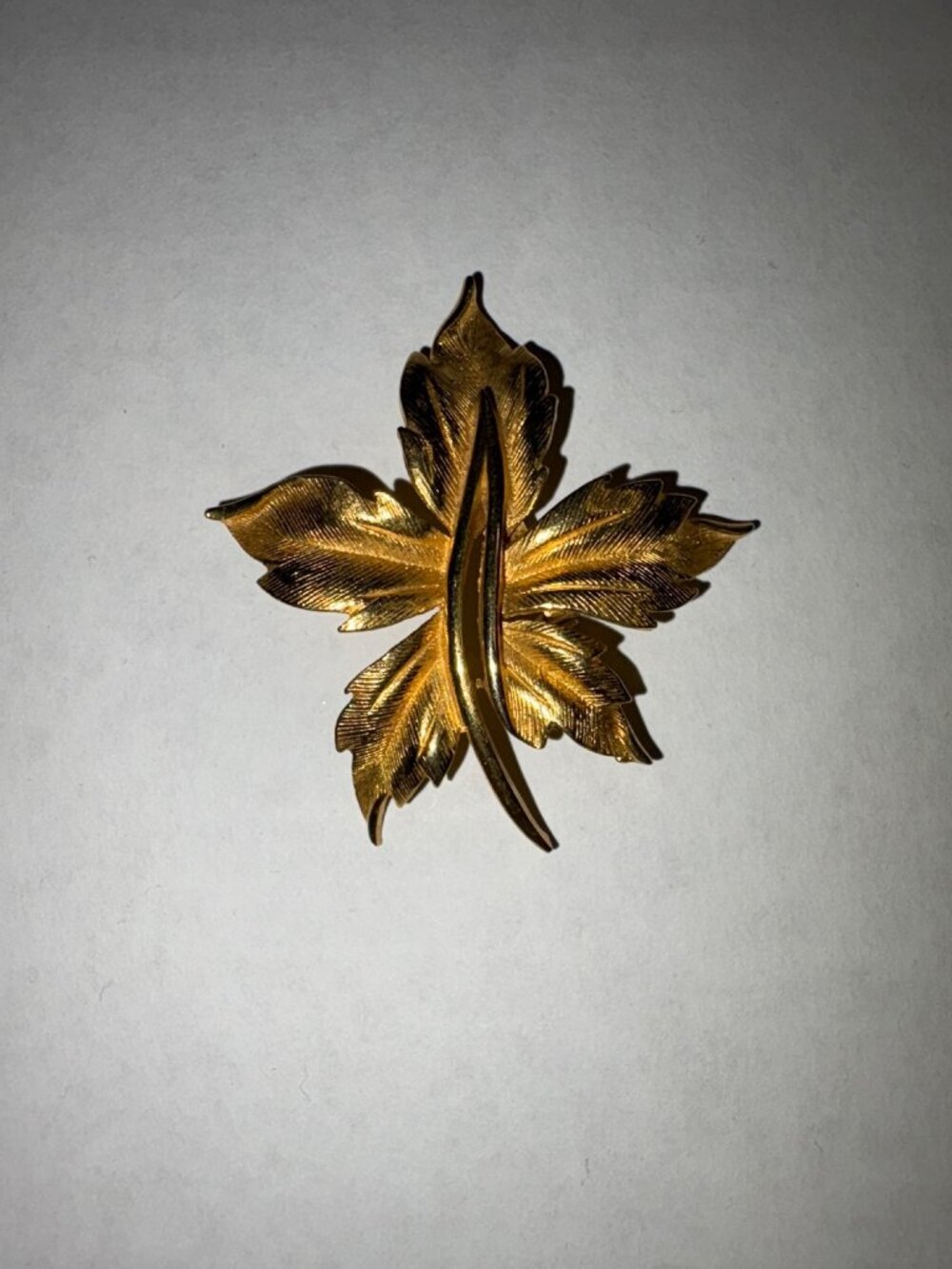 Gold-Tone Leaf-Shaped Brooch Pin - Vintage Style - Textured Maple Design - Elega